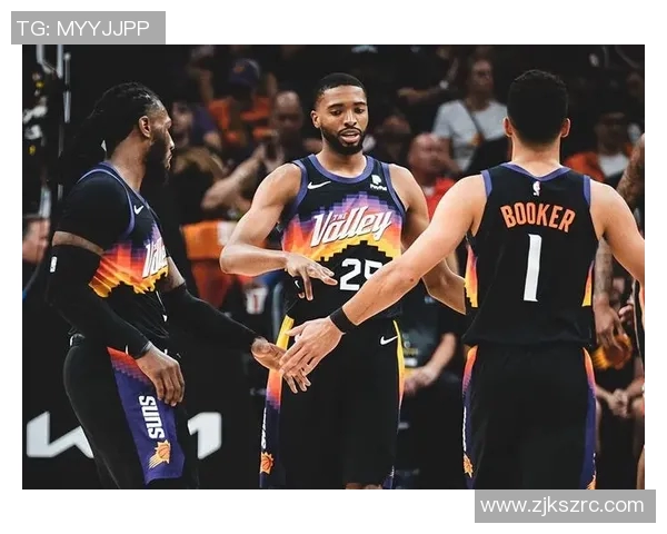 布克盛赞队友:菜鸟的强硬防守让约老师都吃瘪! 布克盛赞队友:菜鸟的强硬防守让约老师都吃瘪!