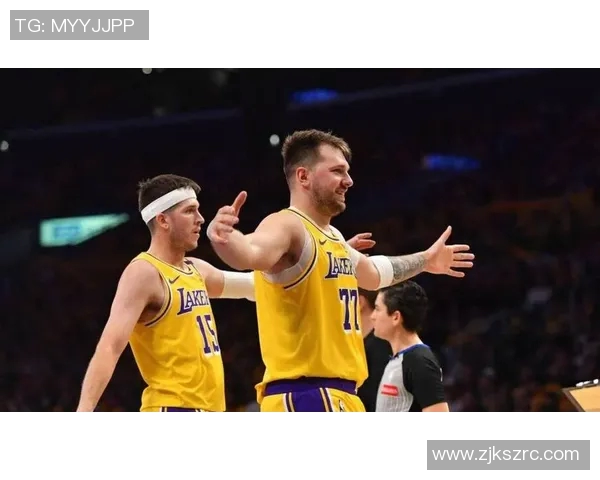 三节战罢，东契奇砍下26分6板10助，里夫斯贡献26分3板2助